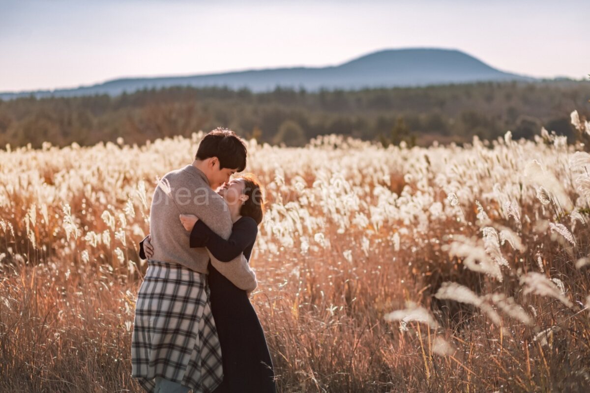 Jeju Autumn Foliage Pre-Wedding Guide 2026: Silver Grass, Maple & Peak Colour Dates